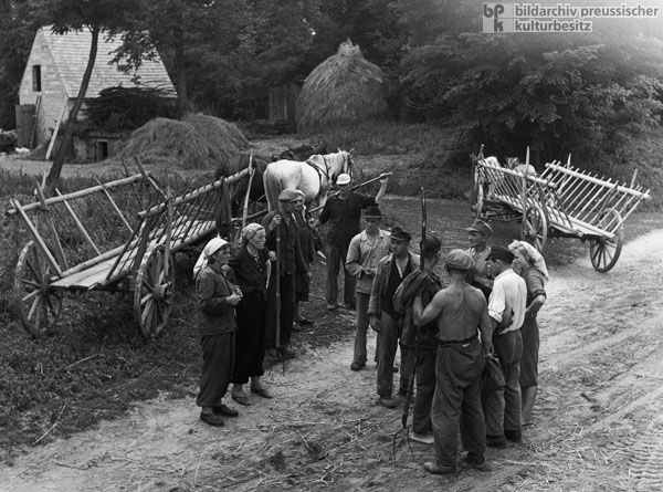 Landarbeiter der LPG Worin im Oderbruch bei einer Arbeitsbesprechung (1955)